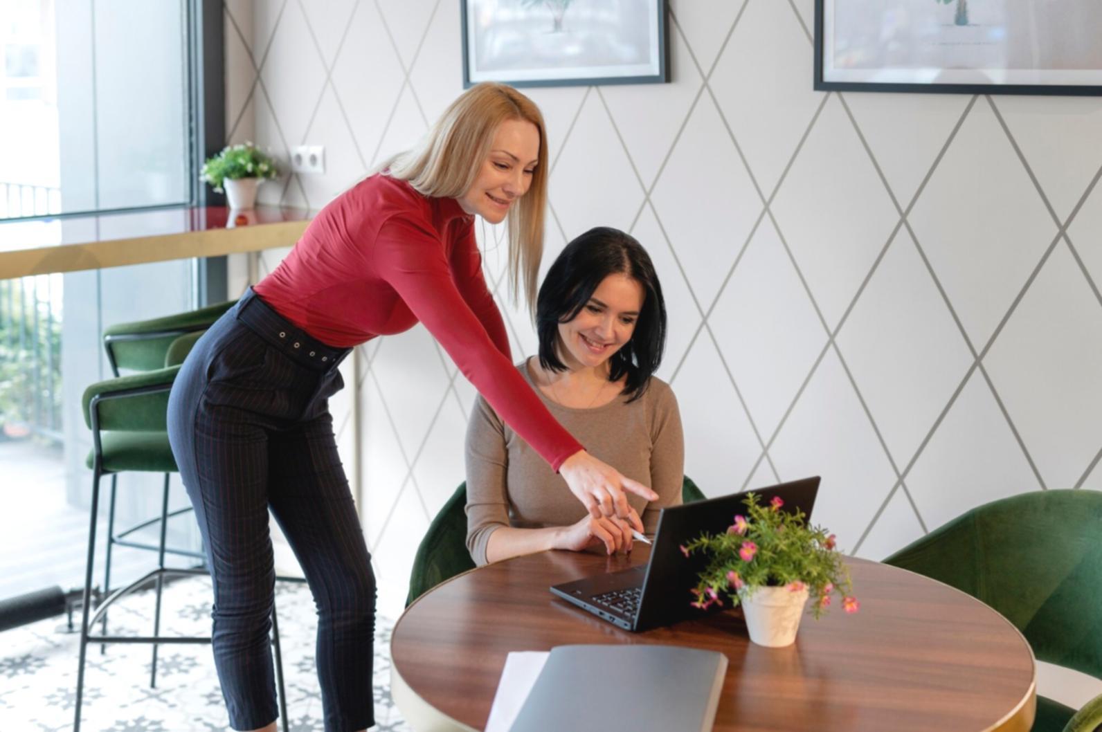 Verschiedene Fotografie-Werkzeuge und Kameraausrüstung auf einem Arbeitstisch